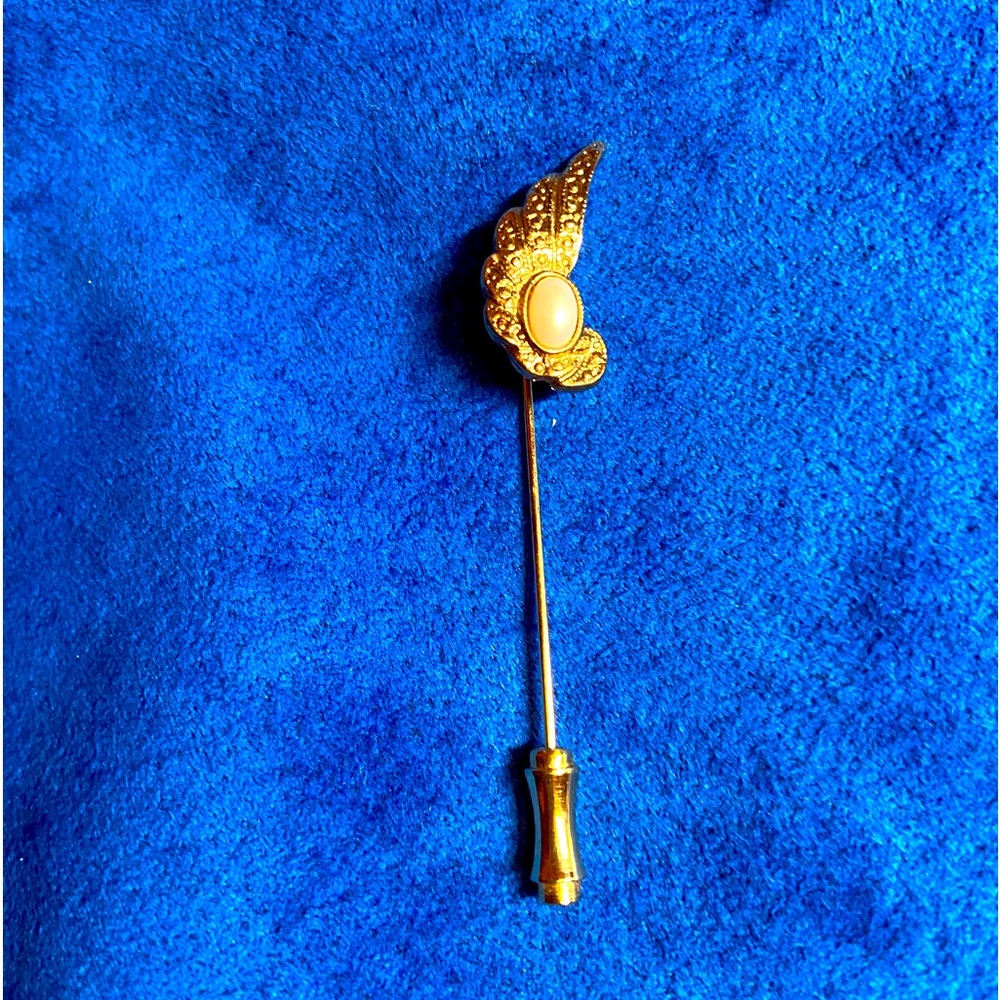 Vintage gold metal Angels wing with pearl stick pin